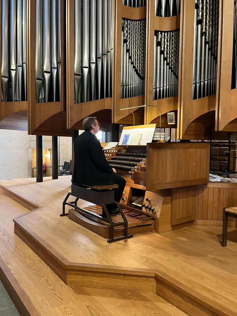 Domorganist Carsten Igelbrink zaubert an der Orgel