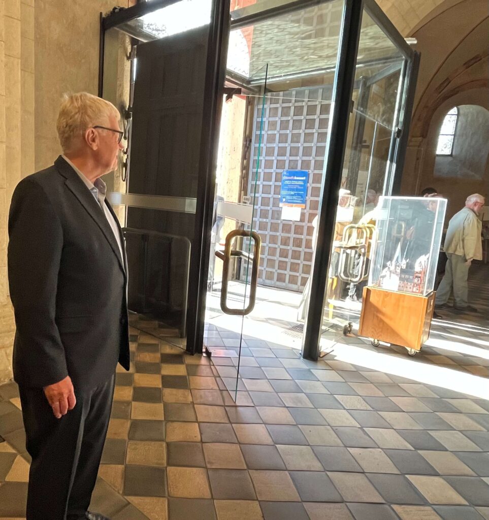 Freudige Erwartung- der Dom beginnt sich zu füllen…