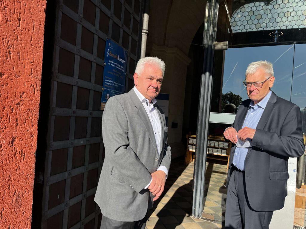 Freundliche Ordner am Eingang 1