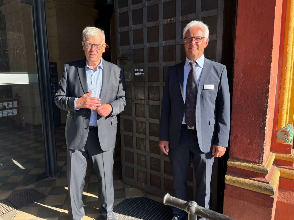 Freundliche Ordner am Eingang