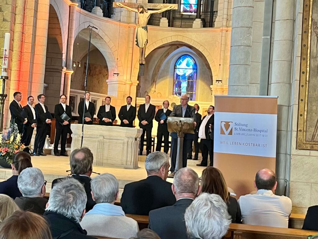 Gäste im Dom mit Sängern