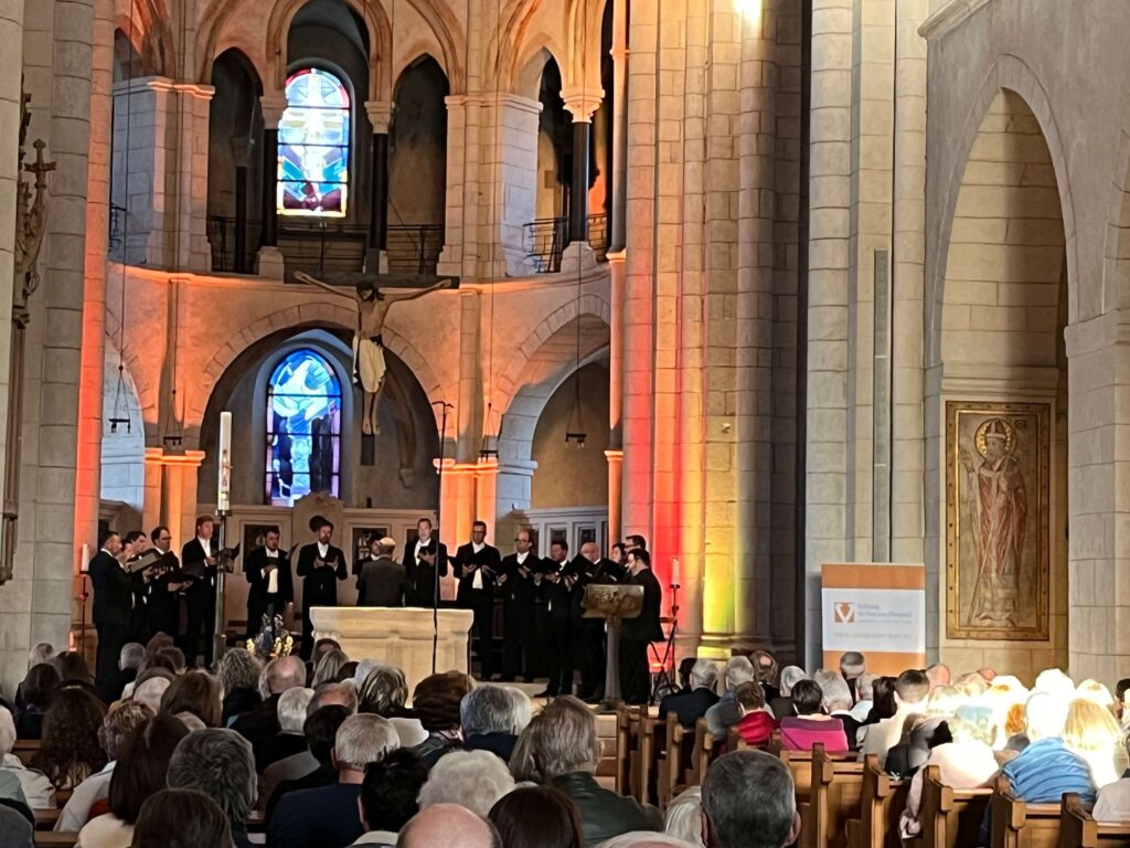 Gäste im Dom Weitaufnahme