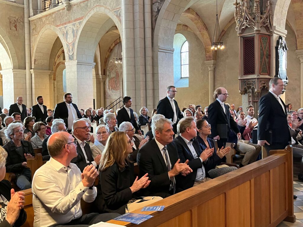 Vertreter beim Applaus