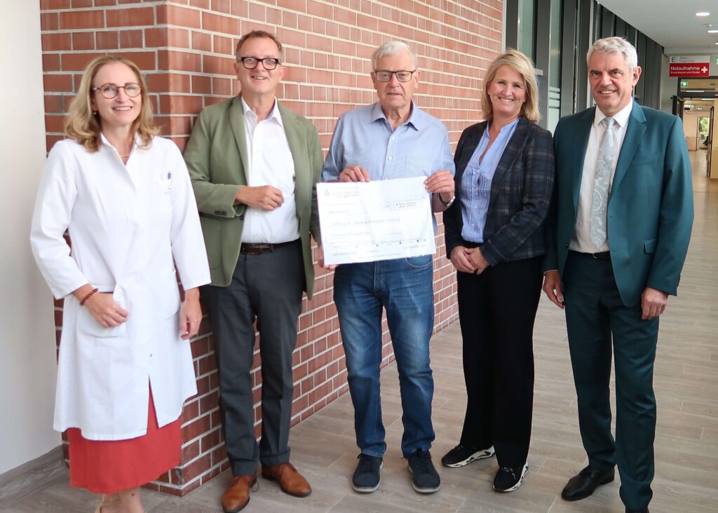 V.li.  Ärztliche Direktorin Katrin Neubauer-Saile, Vorstandsvorsitzender der Albert Weil AG Klaus Rohletter, Stiftungsvorsitzender Martin Richard, Stiftungsratsmitglied Stephanie Opel, Krankenhausgeschäftsführer Guido Wernert