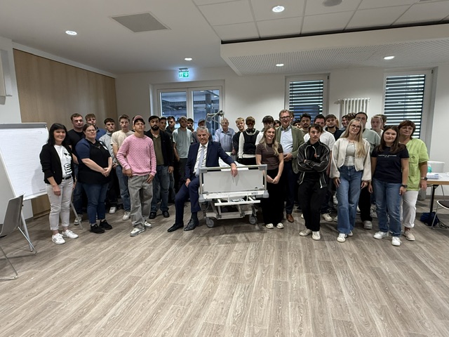 Das Gruppenbild am Krankenbett - Sinnbild für das wichtige Zusammenspiel von ärztlichem und pflegerischen Handeln und das Behandlungsempfinden von Patienten.