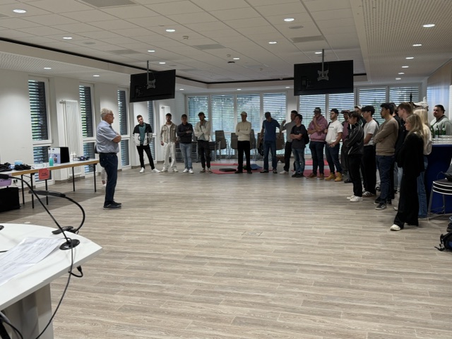 Stiftungsvorsitzender Martin Richard stimmte auf den Tag „Gesund am Bau“ein, in dem es einen kleinen Einblick in ein komplexes System eines sich immer weiter entwickelnden Krankenhausversorger für die Region gibt.