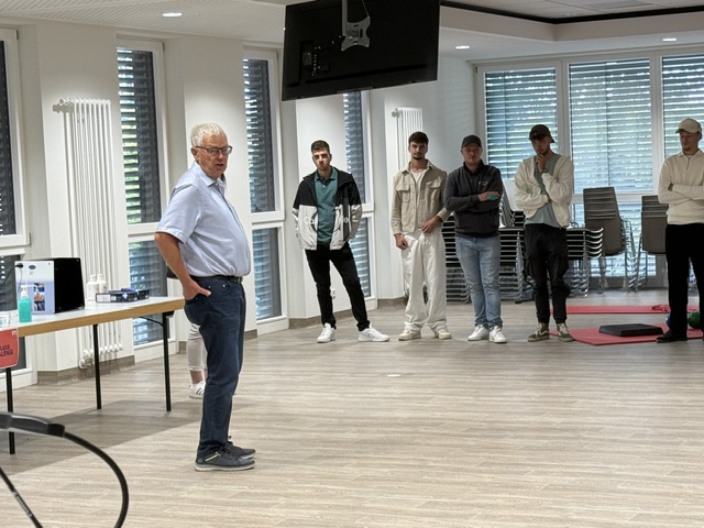 Stiftungsvorsitzender Martin Richard stimmte auf den Tag „Gesund am Bau“ein, in dem es einen kleinen Einblick in ein komplexes System eines sich immer weiter entwickelnden Krankenhausversorger für die Region gibt.