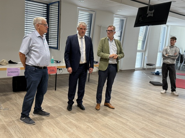 Klaus Rohletter dankte Stiftungsvorsitzenden Martin Richard und Krankenhausgeschäftsführer Guido Wernert für die Erstellung des vielseitigen Programms, das mit dem umfangreichen Angebot die Bedeutung des regionalen Versorgers St. Vincenz Krankenhaus Limburg verdeutlicht und die Notwendigkeit von Gesundheitsvorsorge im Arbeitsalltag und im persönlichen Handeln unterstreicht .