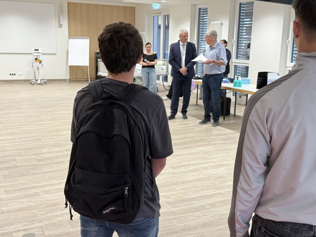 Krankenhausgeschäftsführer Guido Wernert hob bei seiner Begrüßung auf die Verantwortung für jährlich rd 30.000 Patienten, 1900 Mitarbeitende und mehr als 200 Auszubildende in den Bereichen Pflege, Verwaltung, Technik, Logistik und Versorgung ab.