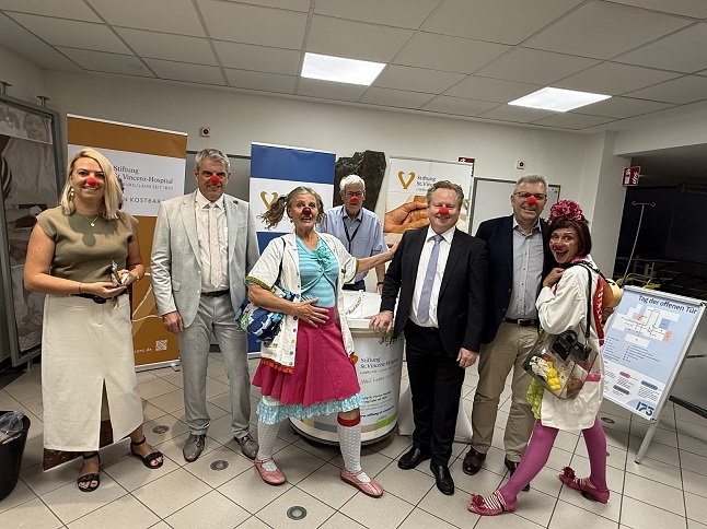 V. l. n. r.: Krankenhausgeschäftsführung Annett Suckau und Guido Wernert, Klinik-Clown Dr. Bär, Stiftungsvorsitzender Martin Richard, Aufsichtsratsvorsitzender RA Stephan Felix und Stiftungsratsmitglied Bürgermeister Dr. Marius Hahn und Klinik-Clown Dr. Cha-Cha
