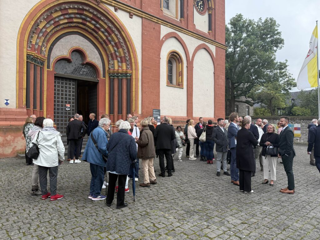 Nach dem Gottesdienst war Gelegenheit zur Begegnung und Gespräch