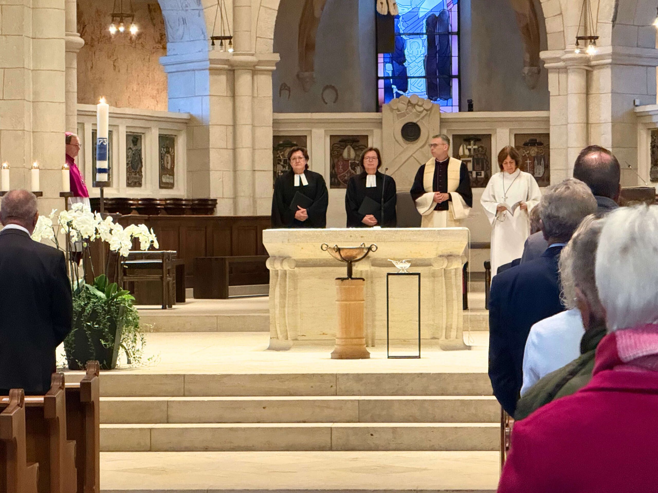 Von links nach rechts: Stiftungsratsmitglied Pfarrerin