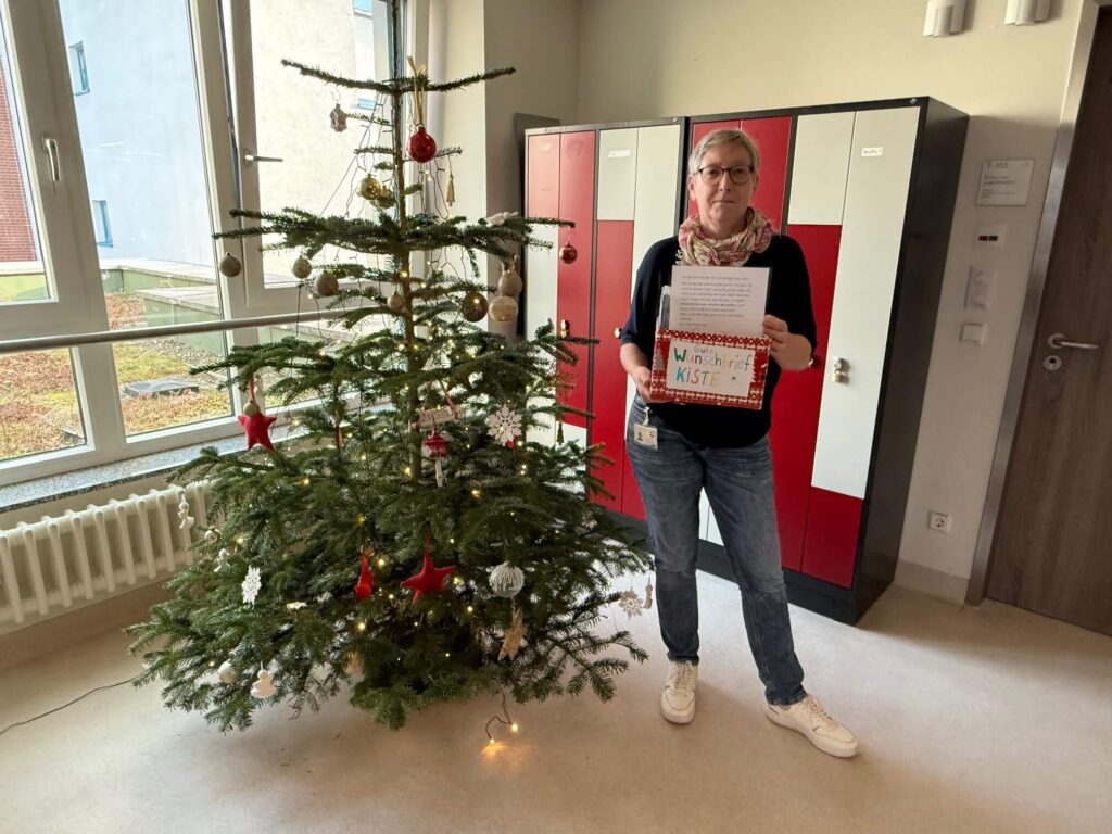 Frau Susanne Riechert nimmt die Wunschkartenkiste für die Kinderstation in Empfang, Die Karten werden an erkrankte Kinder verteilt.