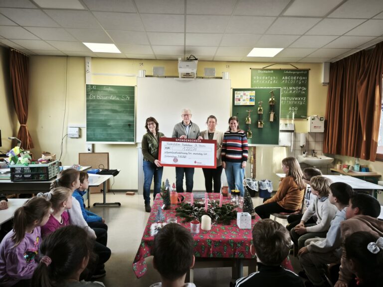 Großartige Spendenaktion: Grundschule Hintermeilingen übergibt 1.220,71 € an die Stiftung St. Vincenz-Hospital Limburg Von LInks: Konrektorin Frau Reeh, Stiftungsvorstand Martin Richard, Vertreterinnen des Elternbeirats Frau Barsties und Frau Born