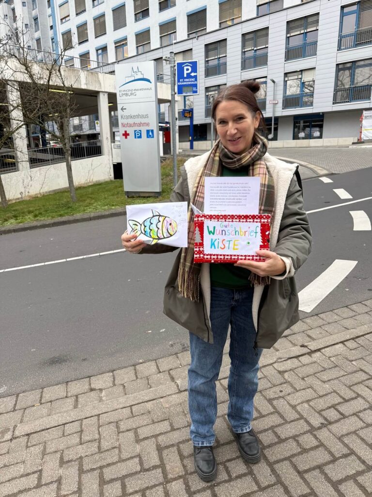 Kerstin Hummrich von der Kita Neesbach der Gemeinde Hünfelden bei der Übergabe der Spende
