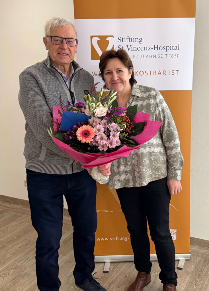 Stiftungs-Vorsitzender Martin Richard verabschiedet Pfarrerin Claudia Gierke-Heinrich aus dem Stiftungsrat der Stiftung St. Vincenz-Hospital Limburg