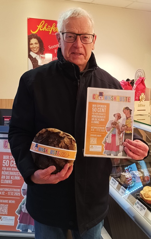 Zum Auftakt der Aktion der Vorsitzender Herr Martin Richard kauft das Clown-Brot