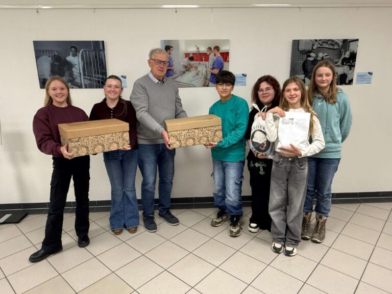 die Spendenübergabe mit Herrn Richard und Marie, Maya, Ronja, Zoe, Merle und Yasha im St. Vincenz Krankenhaus