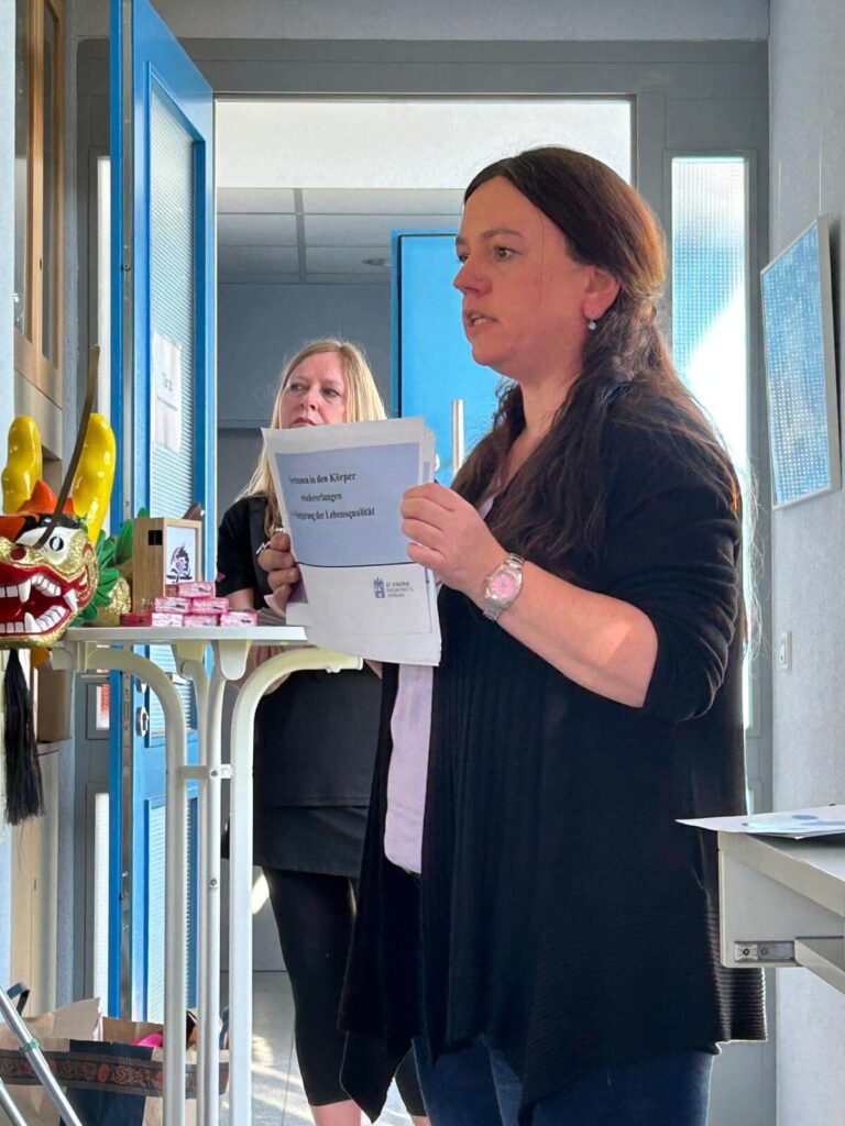 Martina Kaltwasser, Ltd. Physiotherapeutin im St. Vincenz Gesundheitsverbund zeigt viele praktische Alltagsübungen - Fotograf: Herr Sebastian Finhold