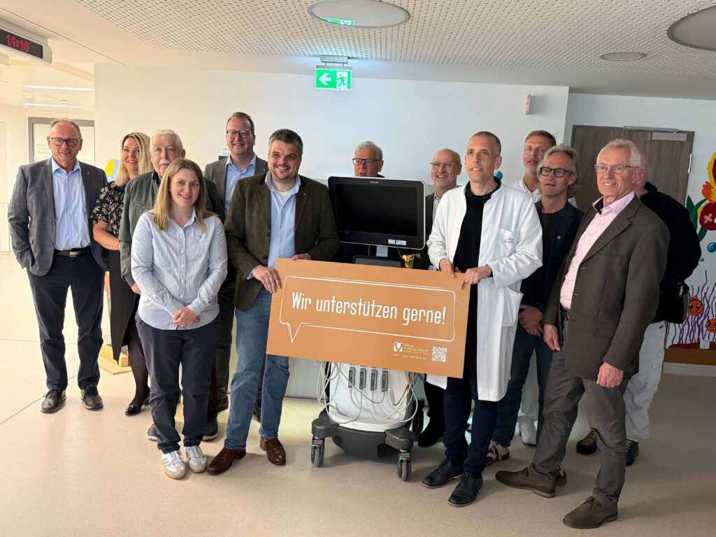 Große Freude bei der Spendenübergabe: Links vom Schack Initiator Schneider, rechts davon Chefarzt der Kinderklinik, Professor Stefan Rupp