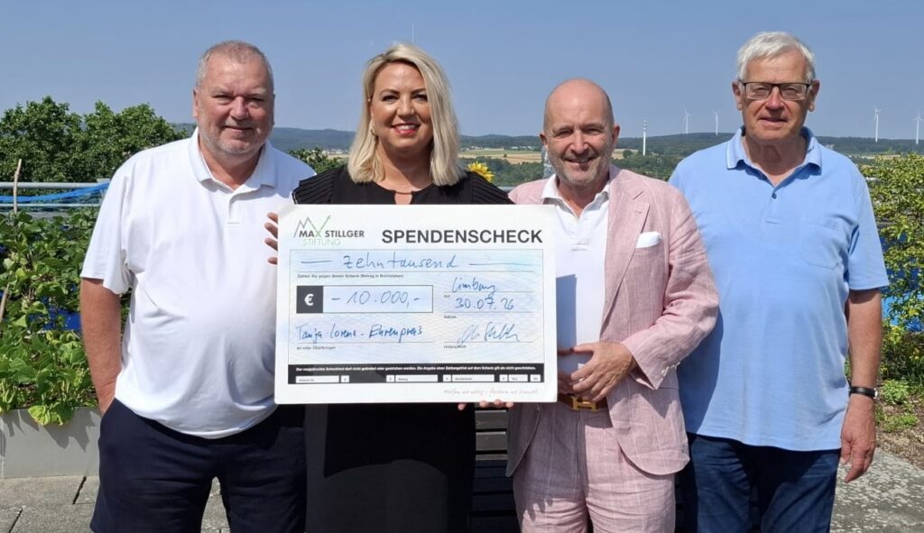 Von Links nach rechts Markus Stillger Anett Suckau Dr. Peter Scheler u. Martin Richard - Tanja Lorenz Ehrenpreis für Tumorpatientinnen und -patienten - Max Stillger Stiftung unterstützt die Stiftung St. Vincenz-Hospital mit 10.000 Euro
